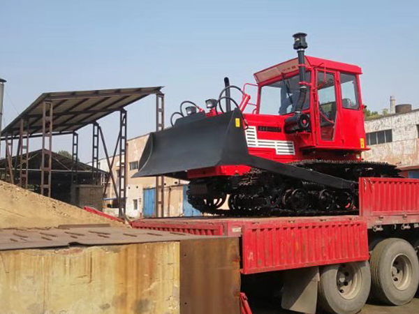 東方紅802推土機(jī)裝車